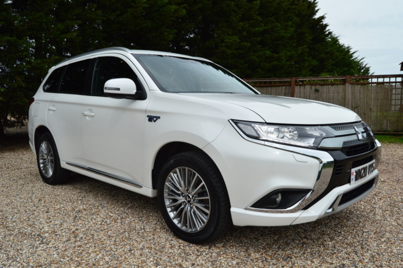 2020 Mitsubishi Outlander 2.4 H Twinmotor 13.8kwh Dynamic in White — image 1