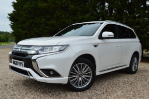 2020 Mitsubishi Outlander 2.4 H Twinmotor 13.8kwh Dynamic in White — image 2