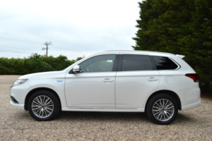 2020 Mitsubishi Outlander 2.4 H Twinmotor 13.8kwh Dynamic in White — image 4