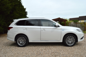 2020 Mitsubishi Outlander 2.4 H Twinmotor 13.8kwh Dynamic in White — image 5