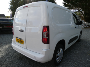 2021 Vauxhall Combo 1.5 Turbo D 2300 Sportive Panel Van 4dr Diesel Manual L1 H1 Euro 6 (100 Ps) in White — image 3
