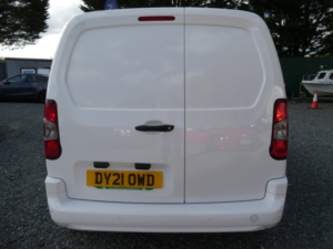 2021 Vauxhall Combo 1.5 Turbo D 2300 Sportive Panel Van 4dr Diesel Manual L1 H1 Euro 6 (100 Ps) in White — image 4