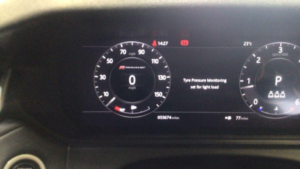 2018 Land Rover Range Rover Velar 2.0 D180 R-Dynamic Hse Auto 4WD Euro 6 (s/s) 5dr in Black — image 4
