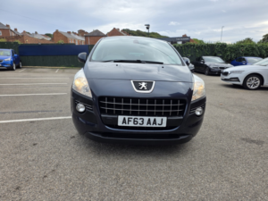2013 Peugeot 3008 1.6 E-Hdi Active in Blue — image 2