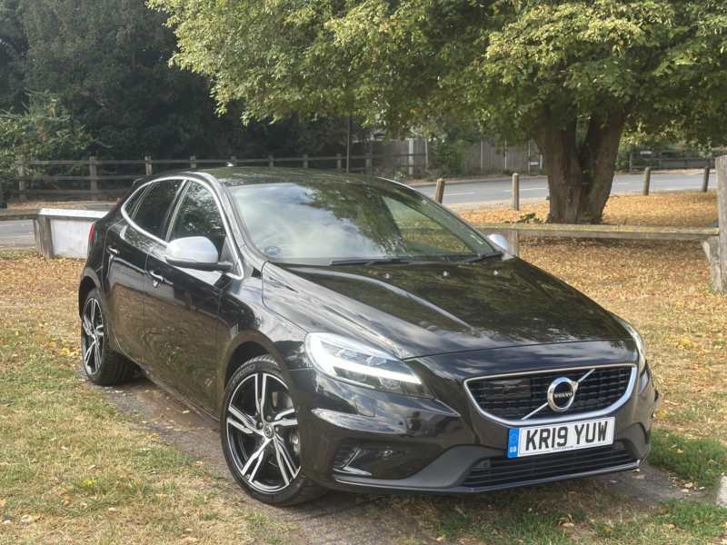 2019 Volvo V40 1.5 T3 R-Design Edition Pro Auto in Black — image 1