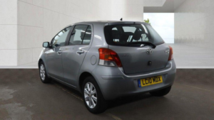 2010 Toyota Yaris 1.33 Dual Vvt-I Tr Euro 4 (s/s) 5dr in Silver — image 4