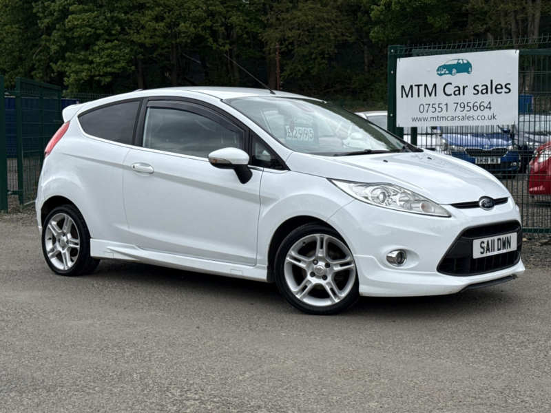 2011 Ford Fiesta 1.4 Titanium in White — image 1