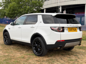 2017 Land Rover Discovery Sport 2.0 Td4 Hse Luxury Auto 4WD Euro 6 (s/s) 5dr in White — image 3