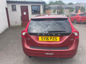 2016 Volvo V60 2.0 Se Lux D3 in Red — image 3