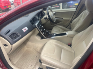 2016 Volvo V60 2.0 Se Lux D3 in Red — image 5