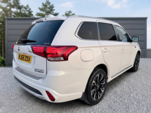 2015 Mitsubishi Outlander 2.0 H 12kwh Gx4h in White — image 3