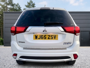 2015 Mitsubishi Outlander 2.0 H 12kwh Gx4h in White — image 4