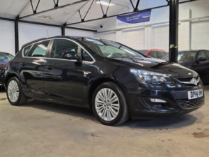 2014 Vauxhall Astra 1.4 16v Excite Euro 5 5dr in Black — image 3