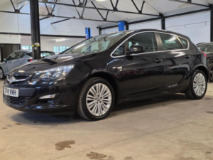 2014 Vauxhall Astra 1.4 16v Excite Euro 5 5dr in Black — image 5