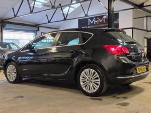 2014 Vauxhall Astra 1.4 16v Excite Euro 5 5dr in Black — image 6