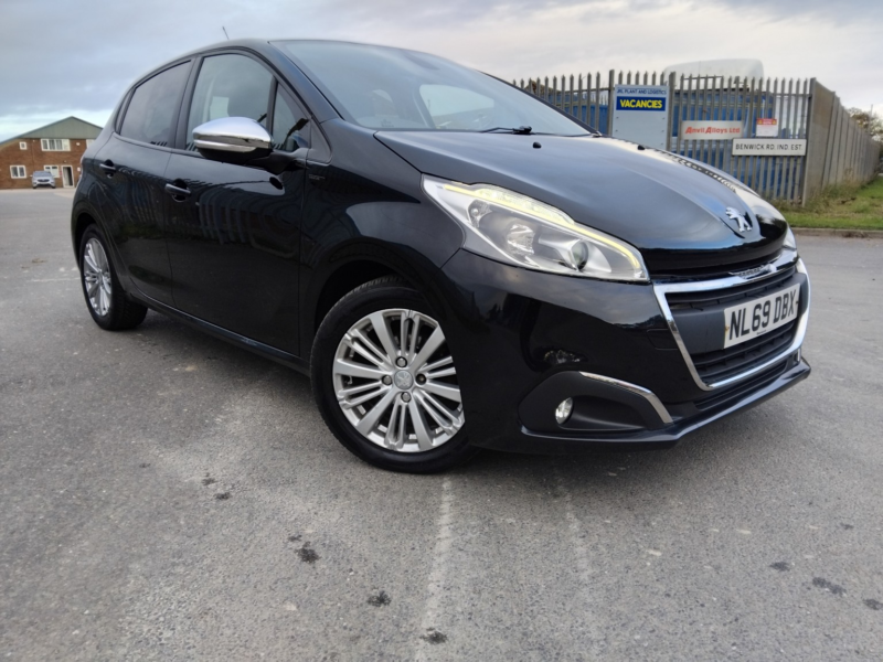 2019 Peugeot 208 1.2 Puretech Signature in Black — image 1