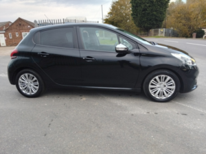 2019 Peugeot 208 1.2 Puretech Signature in Black — image 4