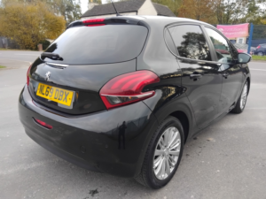 2019 Peugeot 208 1.2 Puretech Signature in Black — image 6