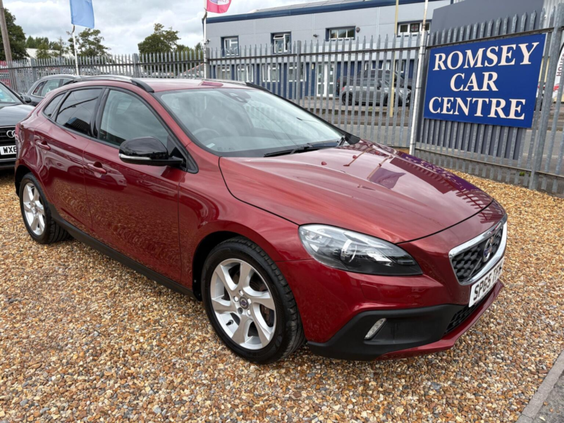 2015 Volvo V40 Cross Country 2.0 D2 Lux Auto Euro 6 (s/s) 5dr in Red — image 1