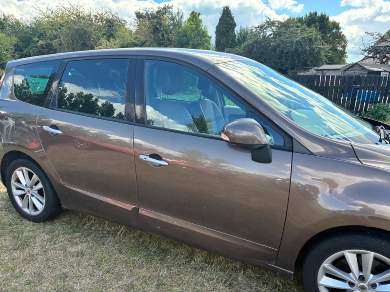2009 Renault Grand Scenic 2.0 Dci Privilege Euro 5 5dr in Bronze — image 1