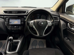 2017 Nissan Qashqai 1.5 Dci N-Connecta 2WD Euro 6 (s/s) 5dr in Silver — image 4