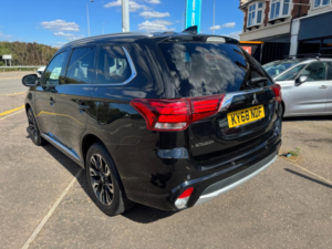 2018 Mitsubishi Outlander 2.0h 12kwh 4hs CVT 4WD Euro 6 (s/s) 5dr in Black — image 3