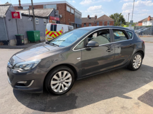2013 Vauxhall Astra 1.6 16v Se Euro 5 5dr in Grey — image 5