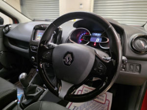 2016 Renault Clio 1.2 16v Dynamique Nav Hatchback 5dr Petrol Manual Euro 6 (75 Ps) in Red — image 4