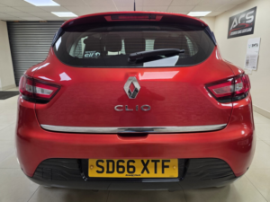 2016 Renault Clio 1.2 16v Dynamique Nav Hatchback 5dr Petrol Manual Euro 6 (75 Ps) in Red — image 5