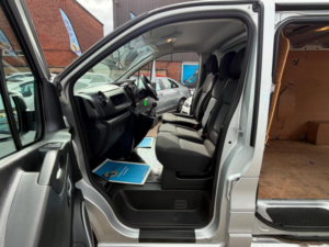 2015 Vauxhall Vivaro 1.6 Cdti 2900 Sportive L2 H1 Euro 5 5dr in Silver — image 3