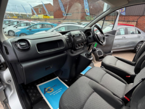 2015 Vauxhall Vivaro 1.6 Cdti 2900 Sportive L2 H1 Euro 5 5dr in Silver — image 4
