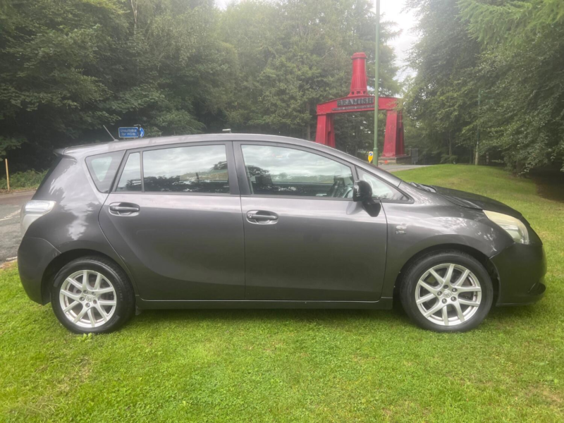 2011 Toyota Verso 2.2 D-Cat T Spirit in Grey — image 1