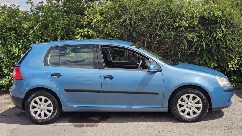 2005 Volkswagen Golf 1.6 Fsi Se in Blue — image 1