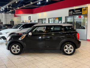 2013 MINI Countryman 1.6 Cooper Countryman in Black — image 6