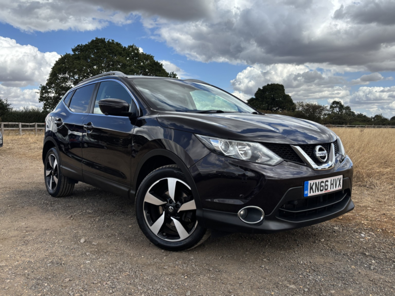 2016 Nissan Qashqai 1.2 Dig-T N-Connecta in Black — image 1