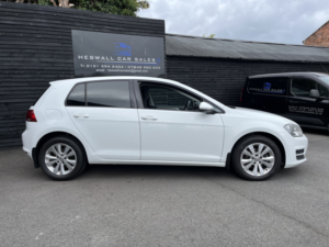 2014 Volkswagen Golf 1.6 Tdi Bluemotion Tech Se in White — image 2