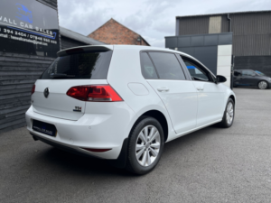 2014 Volkswagen Golf 1.6 Tdi Bluemotion Tech Se in White — image 3