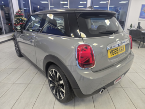 2019 MINI Hatch 1.5l Cooper Exclusive in Grey — image 5