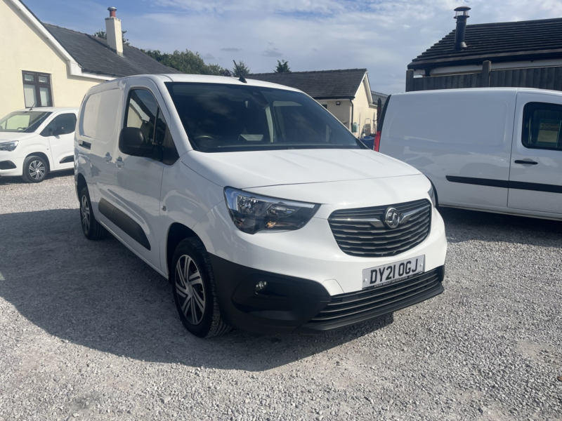 2021 Vauxhall Combo 1.5 Turbo D 2300 Edition in White — image 1