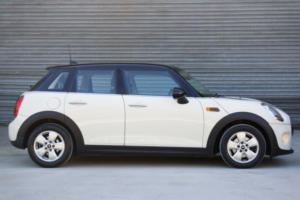 2014 MINI Hatch 1.5 5-Door Hatch Cooper in White — image 3