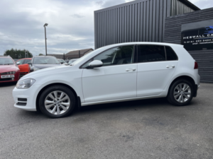 2014 Volkswagen Golf 1.6 Tdi Bluemotion Tech Se in White — image 6