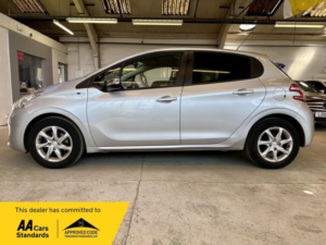 2015 Peugeot 208 1.2 Vti Puretech Style Euro 6 5dr in Silver — image 6