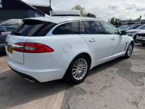2014 Jaguar Xf 2.2d Se Business Sportbrake 5dr Diesel Auto Euro 5 (s/s) (163 Ps) in White — image 4