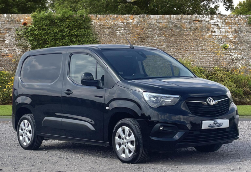 2022 Vauxhall Combo 1.5 Turbo D 2000 Griffin L1 H1 Euro 6 4dr in Black — image 1