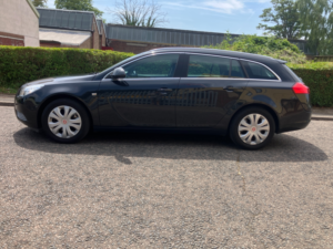 2011 Vauxhall Insignia 2.0 Cdti Exclusiv Sports Tourer 5dr Diesel Auto Euro 5 (160 Ps) in Black — image 4