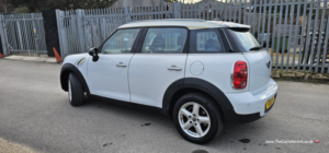 2011 MINI Countryman 1.6 Cooper Countryman in White — image 5