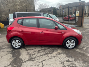 2013 Kia Venga 1.4 Crdi 1 Air MPV 5dr Diesel Manual Euro 5 (89 Bhp) in Red — image 3