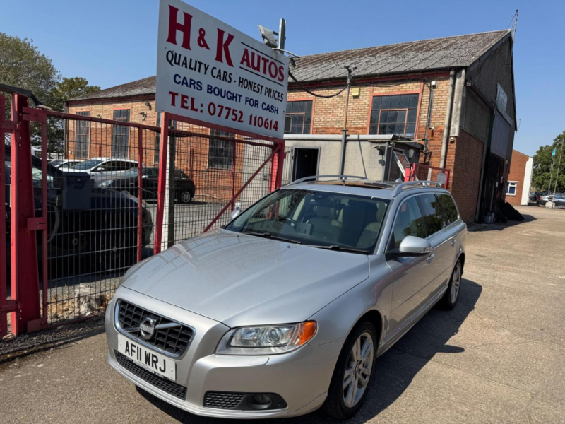 2011 Volvo V70 2.4 D5 Se Lux Geartronic Euro 5 5dr in Silver — image 1