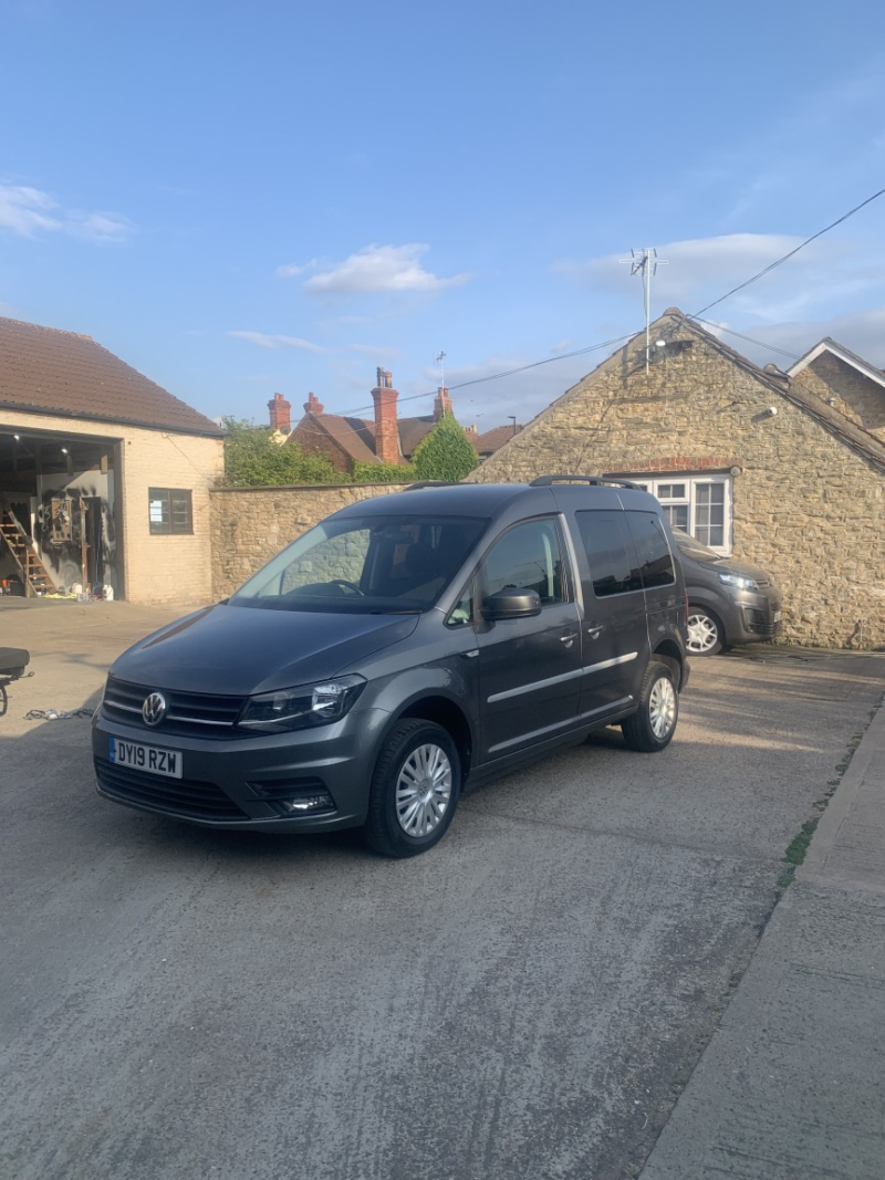 2019 Volkswagen Caddy Life 2.0 Tdi Bluemotion Tech in Grey — image 1