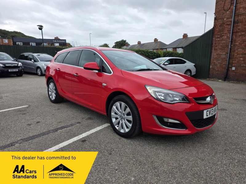 2013 Vauxhall Astra 2.0 Cdti Se in Red — image 1